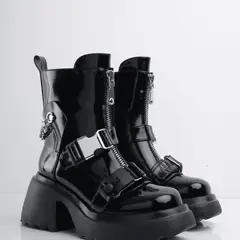 CALZADO ADRENALINA - Bota negra de charol con correas y cadena plata person