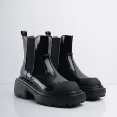 CALZADO ADRENALINA - Bota negra de charol y puntera mate anne