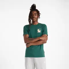 NEW BALANCE - Camisa Deportiva Oversized Jersey Verde Hombre