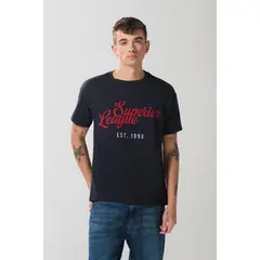 KOAJ - Camiseta azul manga corta con texto college rojo Hombre