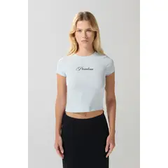 KOAJ - Camiseta cuello redondo azul clara con texto college Mujer