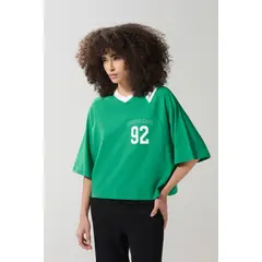 KOAJ - Camiseta verde crop top oversize con diseño college Mujer