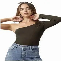 100 - Blusa ajustada color chocolate con un hombro