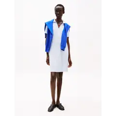 TOMMY HILFIGER - Vestido celeste tipo polo con cuello en V abierto