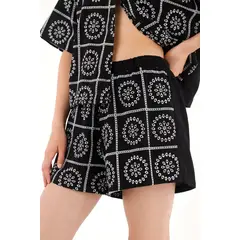 TENNIS - Short en tela bordada tipo ojalillo negro para mujer