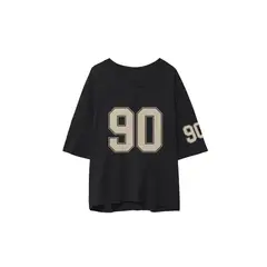 KOAJ - Camiseta cuello V negra con diseños college oversize Mujer