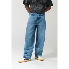 KOAJ - Jean barrel tiro medio azul claro con bota ancha Hombre