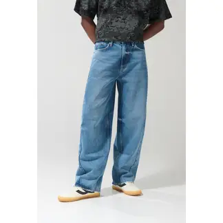 KOAJ - Pantalon jean barrel, fit contemporáneo, con proceso de Hombre