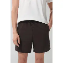KOAJ - Bermuda para hombre en tono negra, elaborada en una tel Hombre