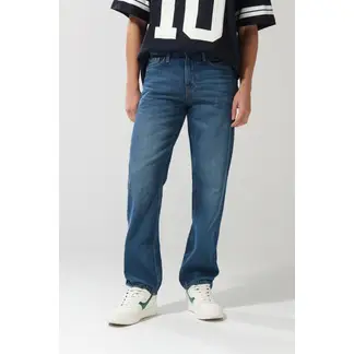 KOAJ - Jean azul oscuro tipo 90´S con tiro bajo y bota recta Hombre