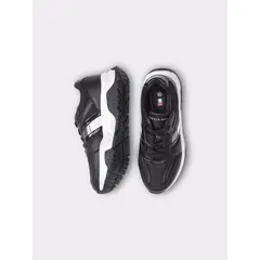 TOMMY HILFIGER - Tenis negro con diseño de lateral