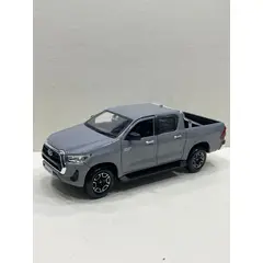 MAISTO - Toyota Hilux de colección a escala 127 Plateado
