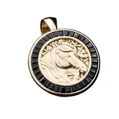 GLEAM GOLD - Dije Medalla Equina con Gemas Negras Unisex en Oro Laminado 18K