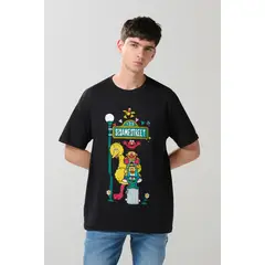 KOAJ - Camiseta negra cuello redondo con arte de Plaza Sésamo Hombre