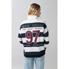 KOAJ - Buzo crema a rayas con cuello sport y diseños college Mujer