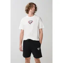 KOAJ - Bermuda negra con bolsillos laterales y diseño de Super Hombre