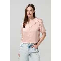 KOAJ - BLUSA UNICOLOR/SATIN MANGA CORTA CUELLO RESORT Mujer