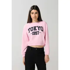 KOAJ - Buzo rosado claro cuello redondo con arte college Mujer