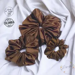 GENERICO - Set de Scrunchies en Satín Tamaños Maxi Estándar y Mini color Cafe