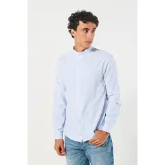 KOAJ - Camisa blanca con cuello nerú y rayas azules Hombre