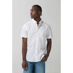KOAJ - Camisa blanca con diseños en mini print y cuello button Hombre