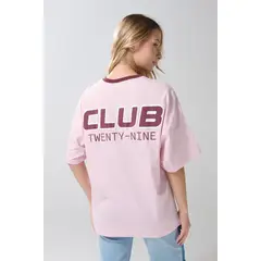 KOAJ - Camiseta oversize cuello V rosada con artes college Mujer