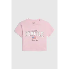 KOAJ - Camiseta crop top rosada con diseño college en frente Niña