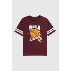 KOAJ - Camiseta oversize manga corta roja con arte college Niño