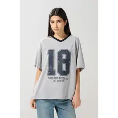 KOAJ - Camiseta cuello V gris oversize con arte college numéri Mujer
