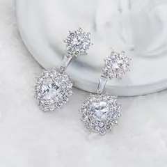 VERAMOREST - Aretes largos corazón con baño de platino y cristales