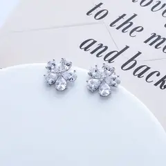 VERAMOREST - Aretes flor de cristal en baño platino