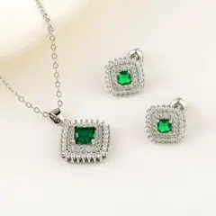 VERAMOREST - Set de joyería collar y aretes con circones verdes-