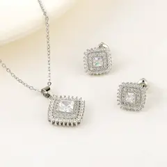 VERAMOREST - Set de joyería collar y aretes con circones plateados-