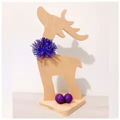 GENERICO - Reno Decorativo en Tríplex con Adornos Morados