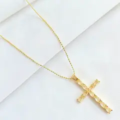 DELUXE - Collar Cadena Con Dije Cruz Blanca En Rodio