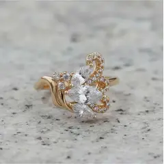 VERAMOREST - Anillo Dorado Elegance Con Zirconias Brillantes-Veramorest