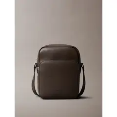 CALVIN KLEIN - Bolso chocolate cruzado pequeña