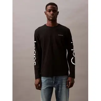 CALVIN KLEIN - Camiseta negra de manga larga con logo viajero