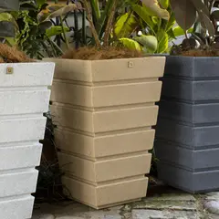 FORA DESIGN - Matera de plástico Gemello Acanalada tamaño mediano color arena