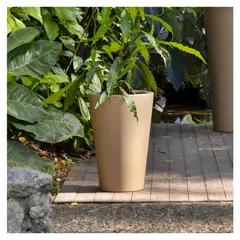 FORA DESIGN - Matera de plástico Vento Lisa Tamaño Pequeño Color Arena