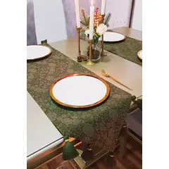 GENERICO - Camino de Mesa Navideño Verde con Borlas