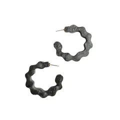 BY CAMI - Candongas Curve en Resina Pigmentada y Baño de Oro Dorado By Cami®