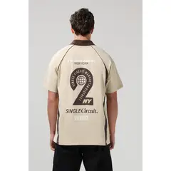 KOAJ - Camiseta cuello polo kaki oversize con diseños college Hombre