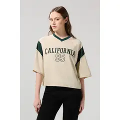 KOAJ - Camiseta crop top college con manga ranglan oversize Mujer