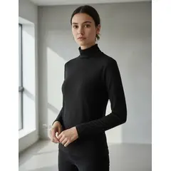 VIA7 - Blusa Negra de Cuello Alto - Diseño Clásico y Ajuste
