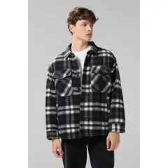 KOAJ - Chaqueta cuello trucker negra con bolsillos y cuadros Hombre