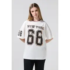 KOAJ - Camiseta crema clara oversize college con manga corta Mujer