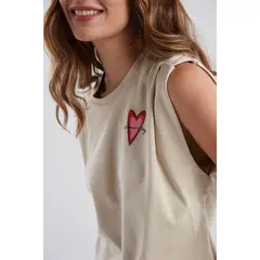 JULIANA SANCHEZ - Camiseta Late mi corazón - Arena