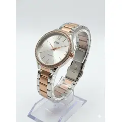 Q&Q - Reloj Dama Bicolor Plata y Oro Rosa - Bisel con Cristales y Dial Plateado Sunray
