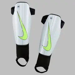 NIKE - Canilleras Hombre Charge Grd - Blanco-Negro